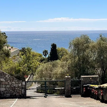 Hostdomus - Phil House - Sea View & Pool Apartment
