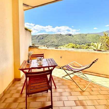 Hostdomus - Phil House - Sea View & Pool Apartment